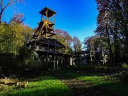 Recherche visuelle du chevalement minier de Dour